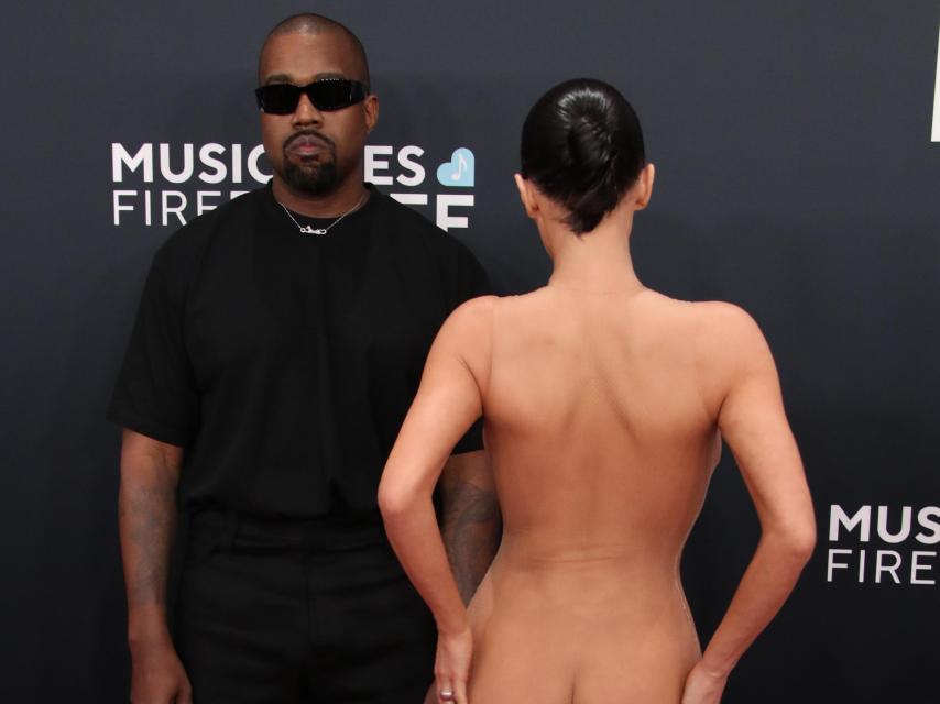 Kanye West y Bianca Censori en los Premios Grammy.