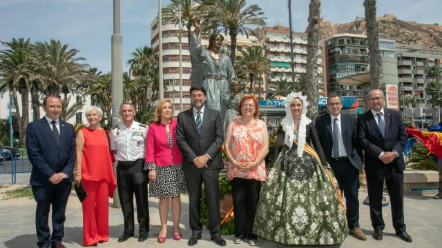 Foto de archivo de la inauguración en 2022 del Monumento de los Santos Ángeles Custodios en homenaje a la Policía Nacional en la plaza Puerta del Mar.