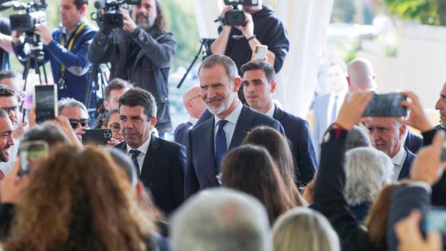 El rey Felipe VI y Carlos Mazón a la llegada del homenaje a Rafael Altamira.