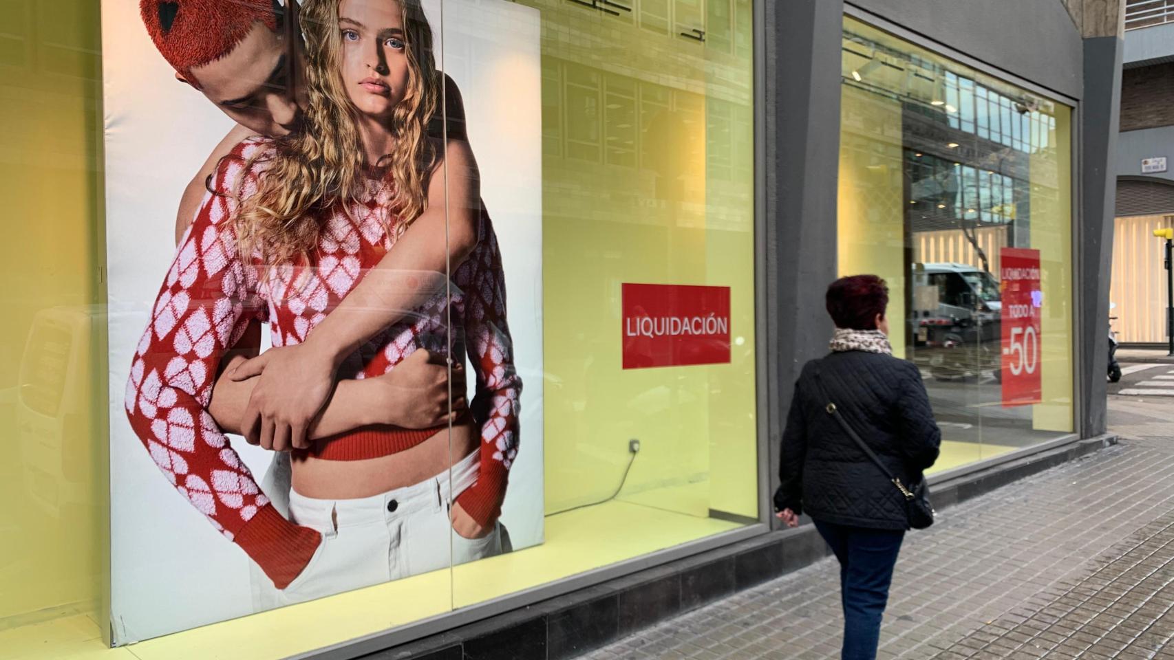 Escaparate de una tienda de Benetton liquidando la mercancía.