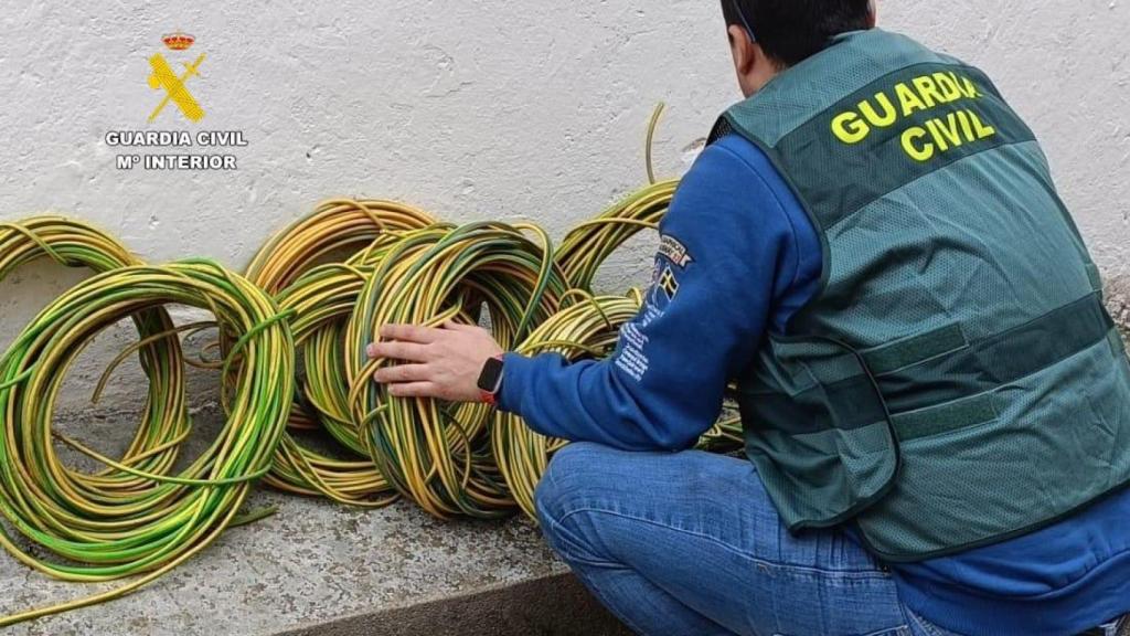 Imagen de archivo de un agente de la Guardia Civil con cableado de cobre.