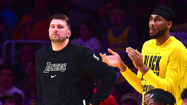 Luka Doncic, en el banquillo de Los Angeles Lakers