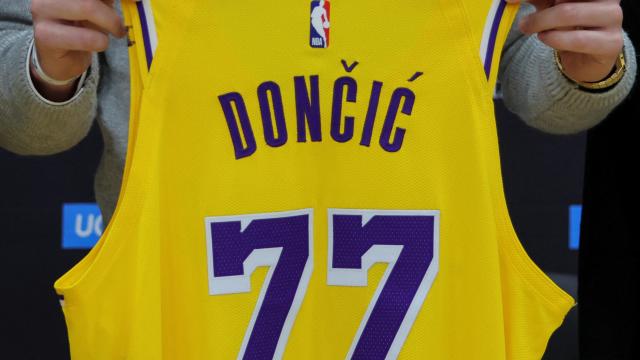 La camiseta 77 de Doncic en los Lakers