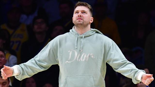 Luka Doncic siguiendo desde el banquillo el partido entre Indiana Pacers y Los Ángeles Lakers