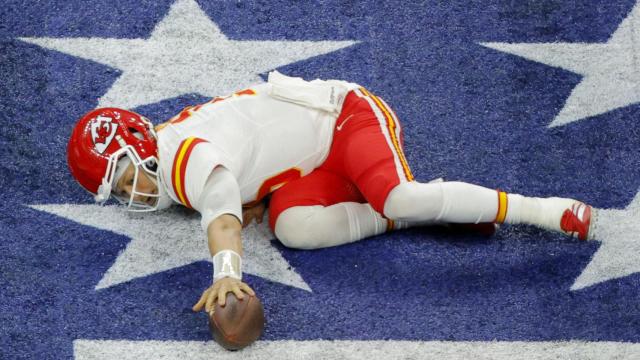 Patrick Mahomes, en el suelo durante un momento del Super Bowl LIX