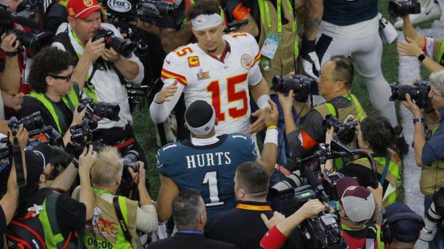 Patrick Mahomes felicita a Jalen Hurts por la Super Bowl LIX