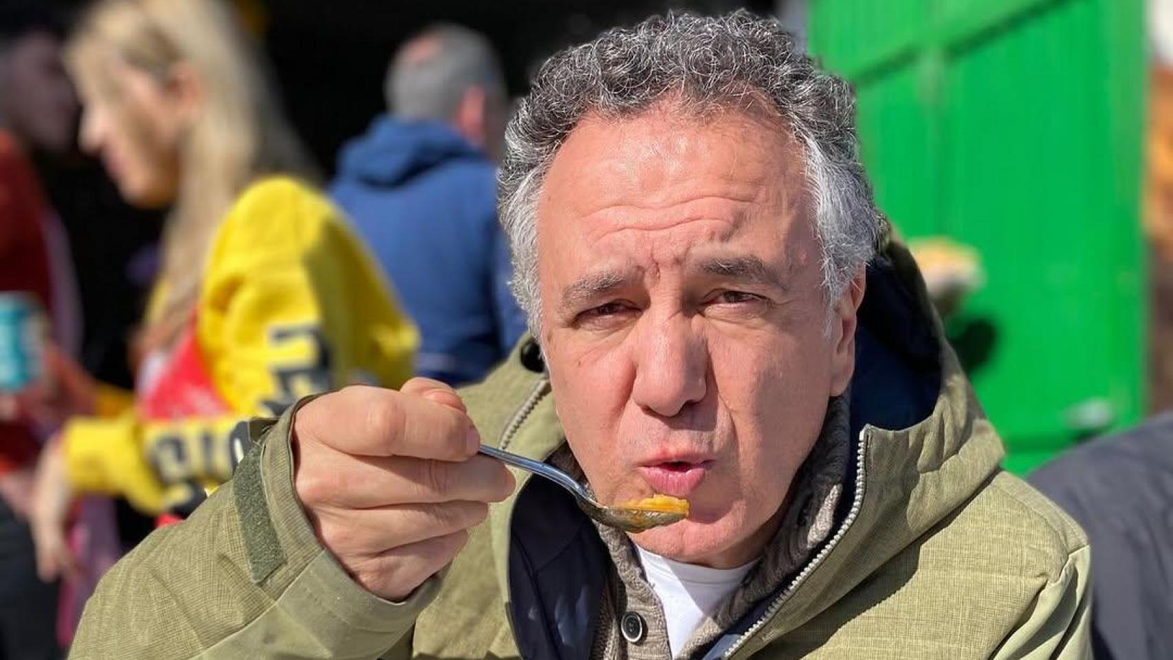 Roberto Brasero y su comida al sol de invierno