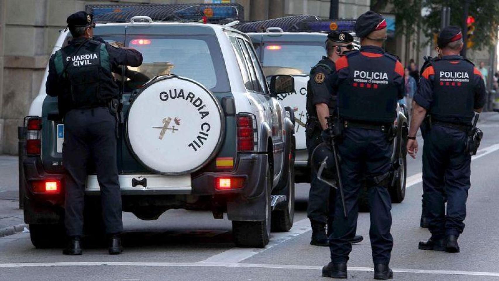 Los policías salen a la calle en Barcelona contra el traspaso de la inmigración a los Mossos y anuncian que irán a la Justicia