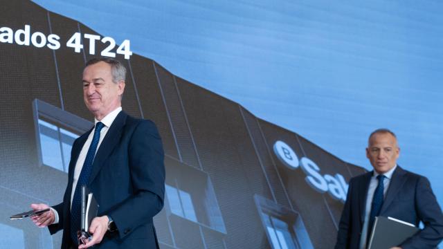 César González-Bueno, consejero delegado de Sabadell, junto a Sergio Palavecino, director financiero de la entidad, durante la presentación de los resultados del ejercicio 2024 del banco.