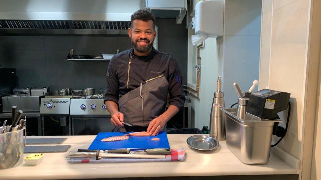 Diego Ferreira en su cocina abierta de su nuevo restaurante Contrastes, en Madrid.