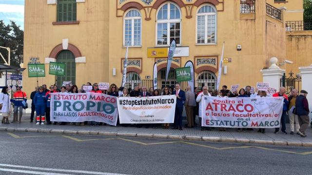 Concentración de los médicos de Málaga a las puertas de la Subdelegación del Gobierno.