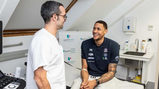 Ángel Nuñez, fichaje del Leyma Coruña, pasa el reconocimiento médico en Quirónsalud de A Coruña