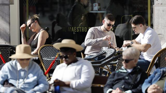 Turistas en la terraza de una cafetería de Valencia este domingo. Efe / Ana Escobar