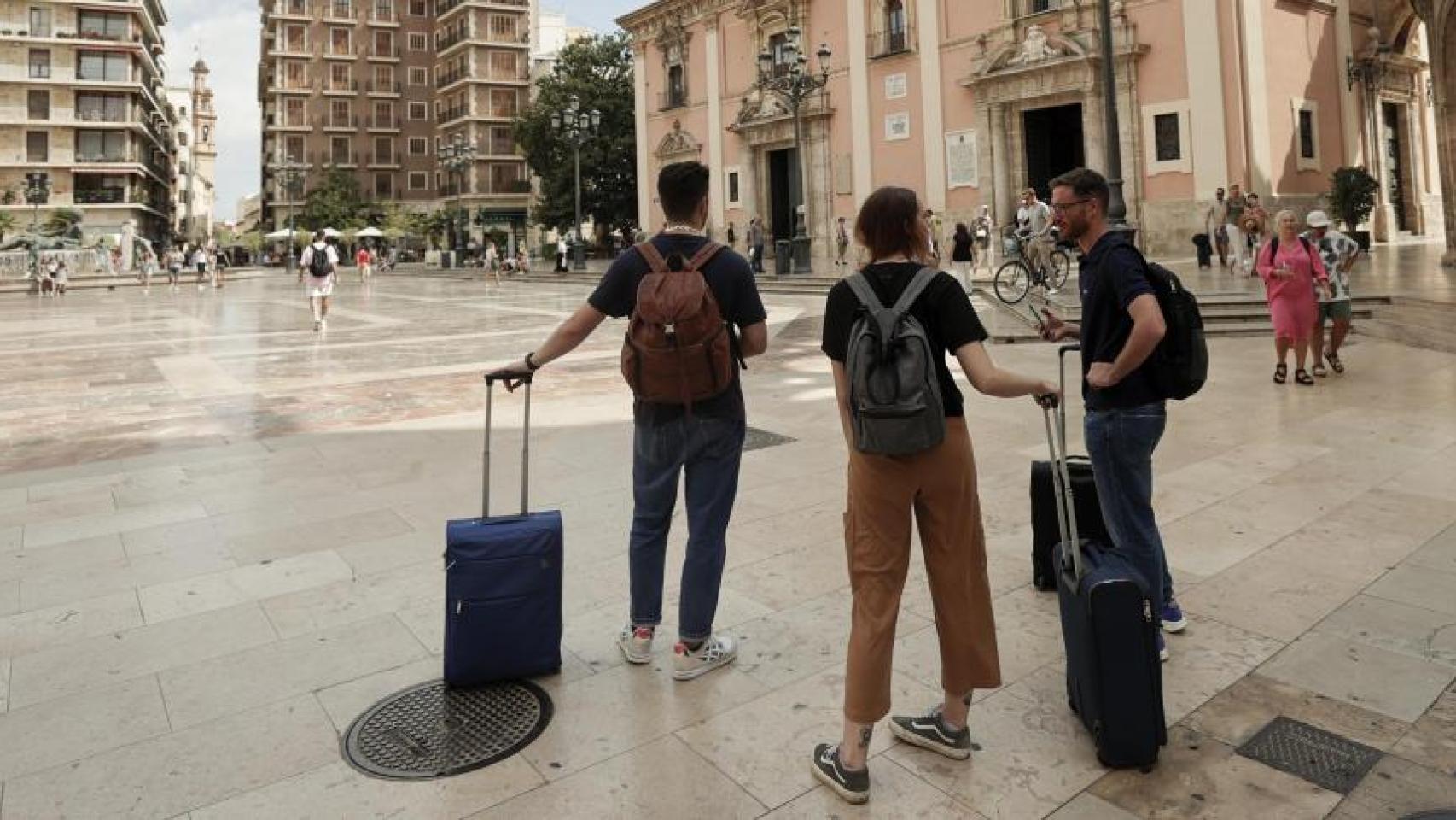 Turistas en la Plaza de la Virgen de Valencia. Efe / Menuel Bruque