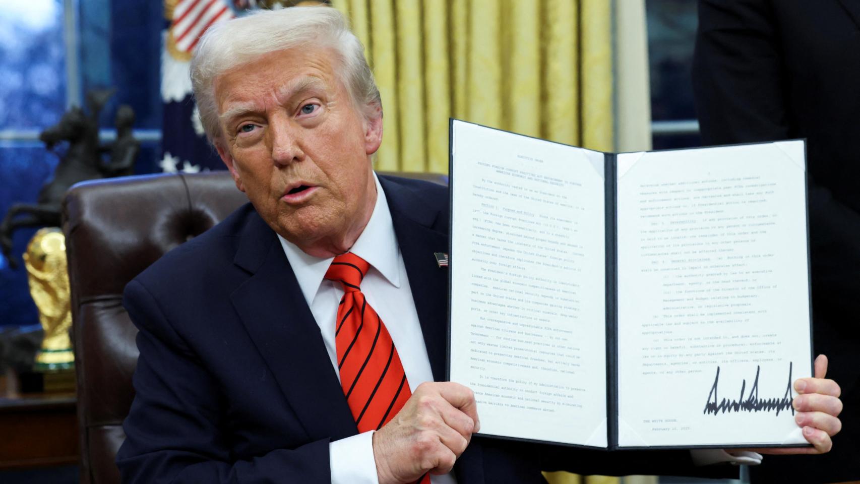 Donald Trump firma los decretos de los aranceles del 25% al acero y al aluminio que entrarán en vigor en marzo