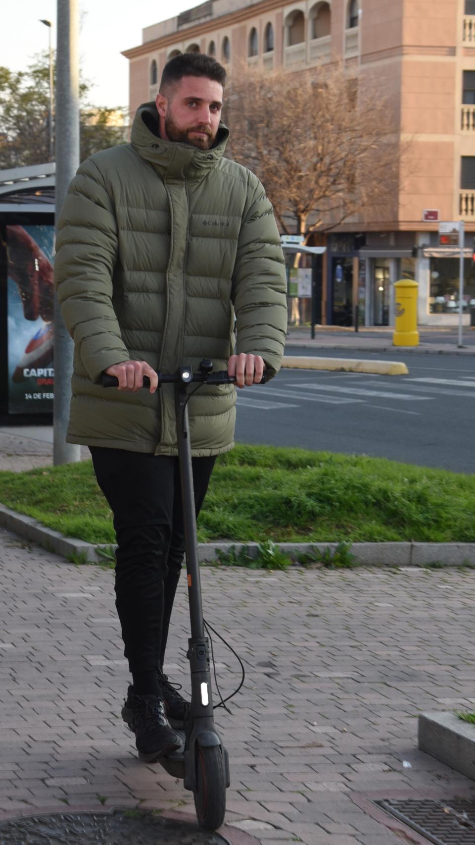 David Rodríguez, el lunes pasado, en Córdoba, caminando en scooters.