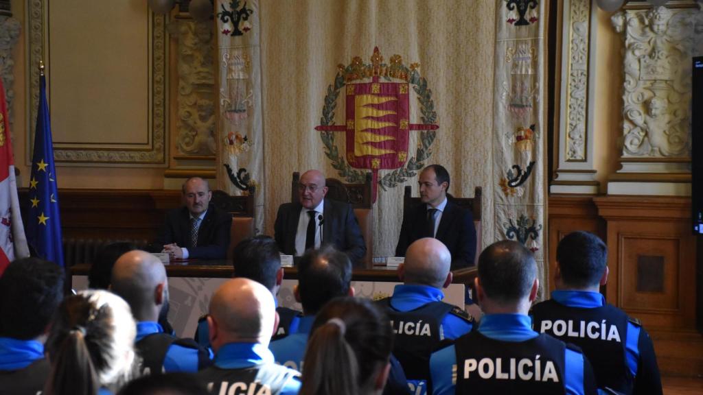 Acto de homenaje en el Ayuntamiento de Valladolid a los policías municipales, bomberos y personal de Aquavall que han ayudado en Valencia