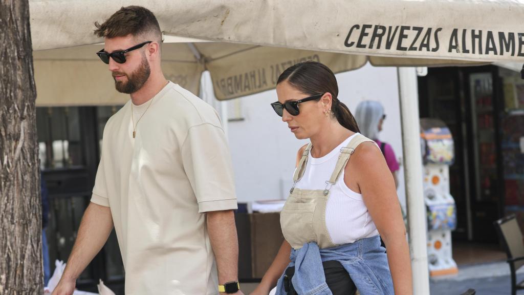 La pareja caminando por Madrid, en mayo de 2024.