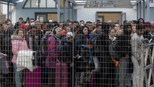 Decenas de personas esperan para salir de Santorini el pasado 4 de febrero.