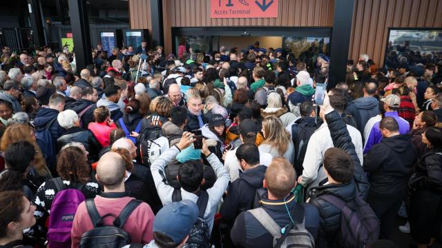 Pasajeros esperan fuera del aeropuerto de Charleroi durante una huelga del personal de seguridad en 2022.