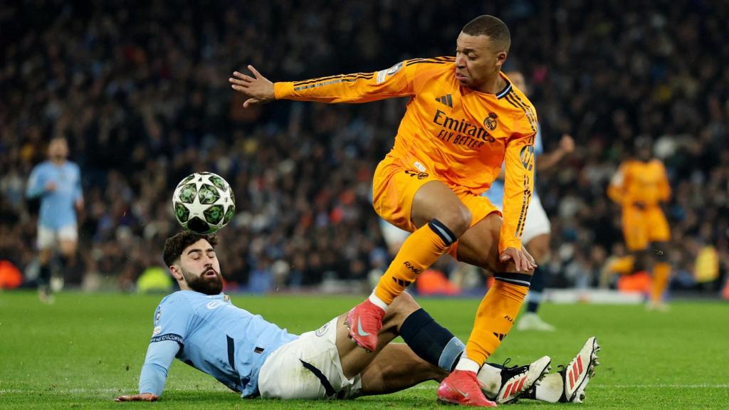 Mbappé pelea por un balón.