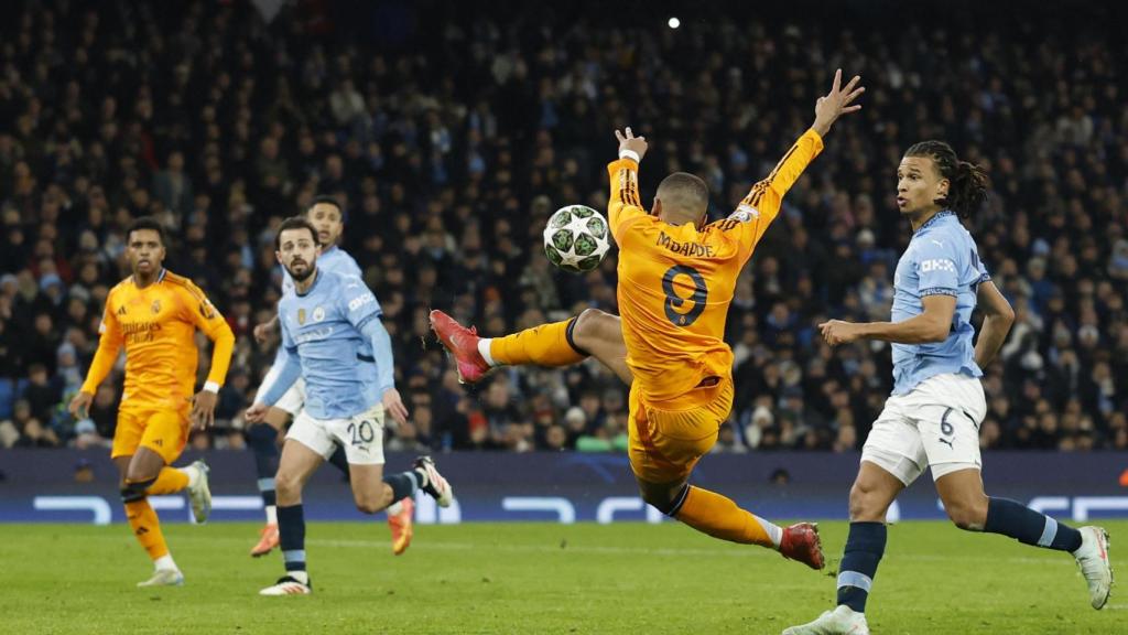 Mbappé remata en el primer gol ante el City.