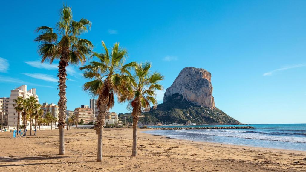 El Peñón de Ifach en una playa de Calpe
