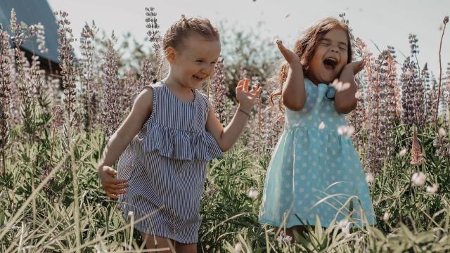 Niñas divirtiéndose en la naturaleza.