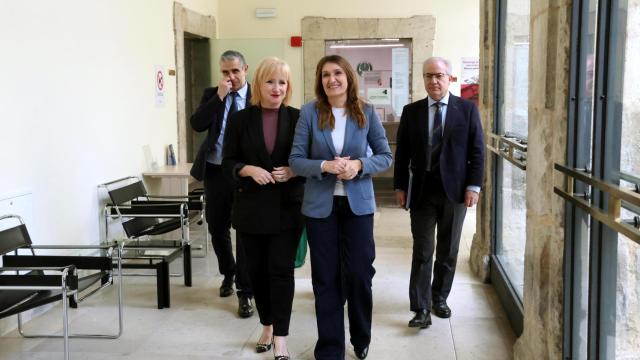 La consejera de Educación, Rocío Lucas, y la titular de Industria, Comercio y Empleo, Leticia García, en el Pleno del Consejo de Formación Profesional