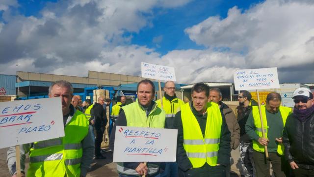 Concentración de los trabajadores de Tableros Losán en la planta de Soria