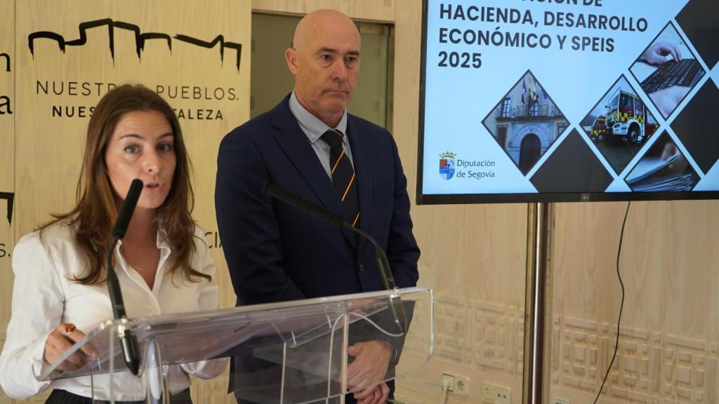 Los diputados Elisabet Lázaro y Óscar Moral, en rueda de prensa informando sobre la planificación de las áreas de Hacienda y Desarrollo Económico