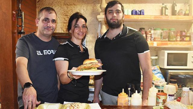 Ángel y parte de su equipo con una sabrosa hamburguesa