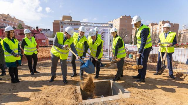 Las autoridades han puesto la primera piedra de las obras de 124 viviendas de alquiler en Toledo.