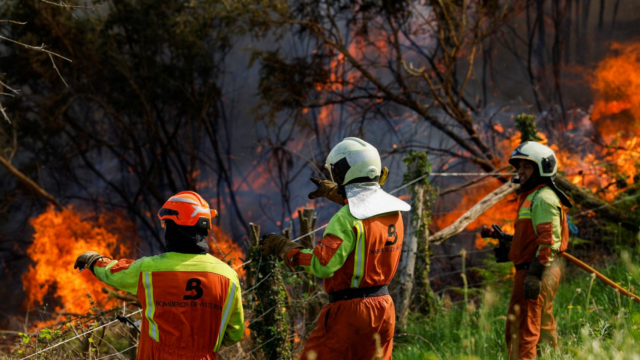 Los bomberos utilizan una quema controlada para combatir un incendio forestal en Setienes, Asturias, España, el 31 de marzo de 2023.