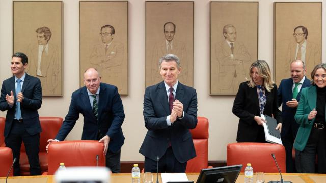 El portavoz del PP en el Congreso, Miguel Tellado (i) y el presidente del PP, Alberto Núñez Feijóo (c), al inicio de la interparlamentaria del partido en el Congreso.