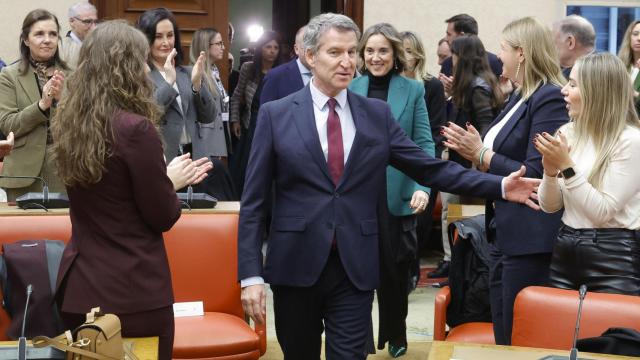 Alberto Núñez Feijóo saluda a sus diputados en la vuelta a las sesiones parlamentarias, este martes.