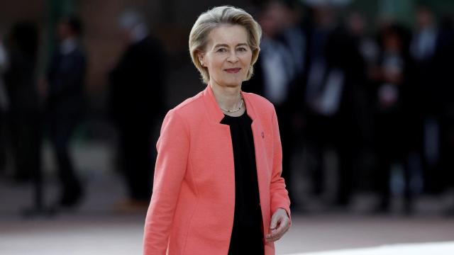 Ursula von der Leyen, presidenta de la Comisión Europea, a su llegada a París para una cumbre sobre IA.