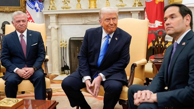 Abdalá II, Donald Trump y Marco Rubio en el Despacho Oval durante la reunión