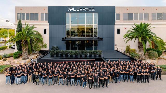 Trabajadores de SpaceX frente a la puerta de sus nuevas instalaciones en Elche (Alicante)