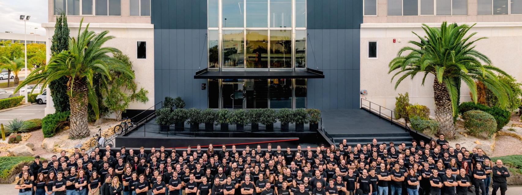 Trabajadores de SpaceX frente a la puerta de sus nuevas instalaciones en Elche (Alicante)