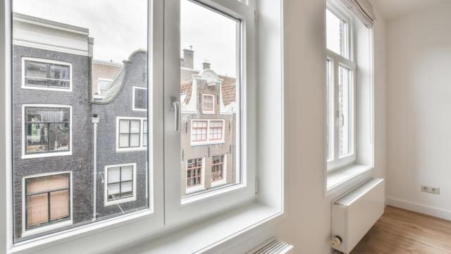 Habitación y ventanas de un apartamento.