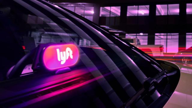 Logo de Lyft en un taxi