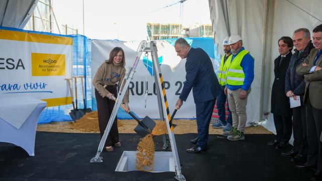 El alcalde de Sevilla, José Luis Sanz, junto a la consejera de Fomento, Rocío Díaz, en el acto de colocación de primera piedra.