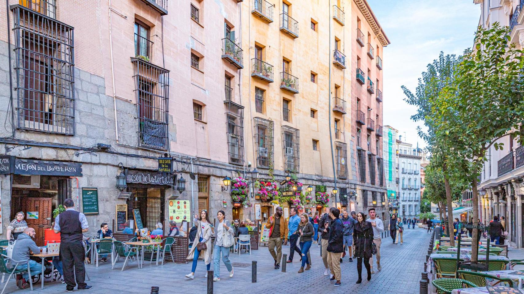 Imagen de archivo de gente en la calle.