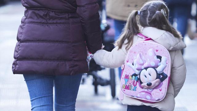 Imagen de archivo de una niña con su madre. Joaquin Corchero / Europa Press