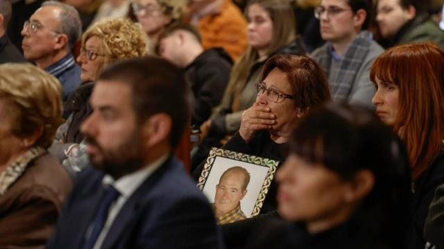 Familiares de los fallecidos en la dana, durante el funeral celebrado en la Catedral de Valencia. Efe / EFE/ Kai Försterling