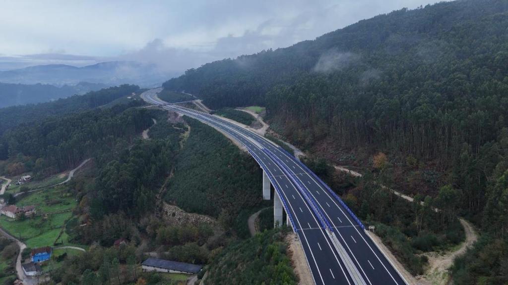 Viaducto entre un valle y una montaña en el tramo abierto de la A-57.