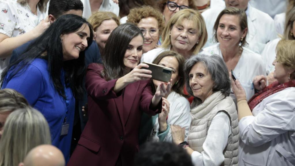 Queen Letizia, más cercana a los presentes en el Hospital Toledo Paraplegics.