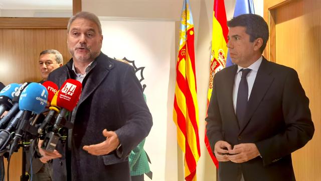 El rector de la UMH Juan José Ruiz en la rueda de prensa de enero con el presidente Carlos Mazón.