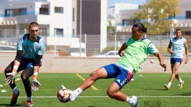 Yanis Senhadji durante un entrenamiento con la Selección Española sub-19